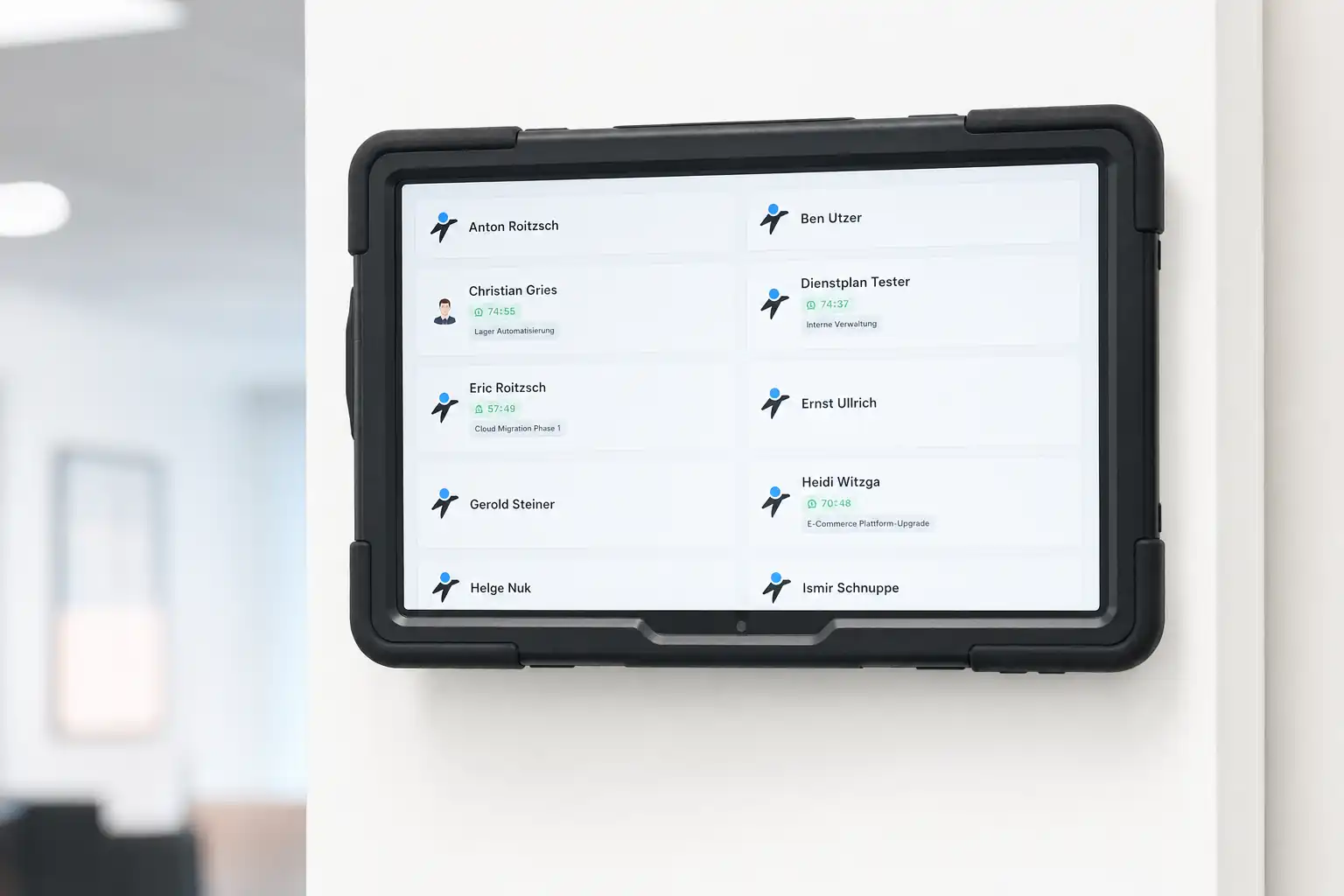 Kiosk-Terminal mit Mitarbeiterliste im Büro