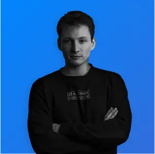 Junger Mann mit verschränkten Armen zeigt selbstbewusst in einem minimalistischen blauen Hintergrund.