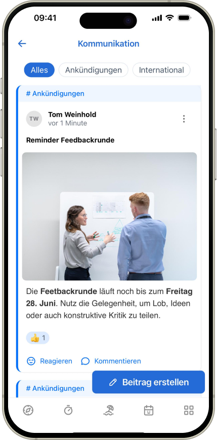 Mitarbeiterbesprechung zur Feedbackrunde auf einem Smartphone, das eine Ankündigung von Tom Weinhold zeigt, einschließlich Informationen zur Rückmeldefrist bis zum 28. Juni.