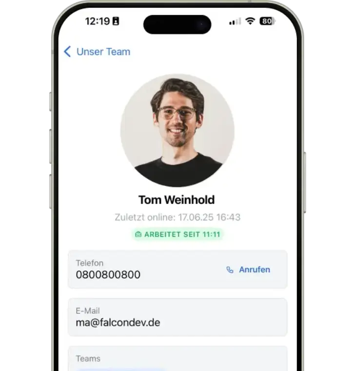 Profilbild von Tom Weinhold auf einem Smartphone, zeigt Kontaktdaten wie Telefon und E-Mail, sowie den Status "arbeitet seit 11:11". Zuletzt online am 17.06.25 um 16:43.
