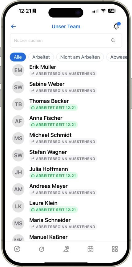Screenshot einer Teamübersicht auf einem Mobilgerät mit Informationen zu Mitarbeitern wie Namen und Arbeitsstatus, einschließlich Echtzeit-Statusanzeige und Arbeitsbeginn.