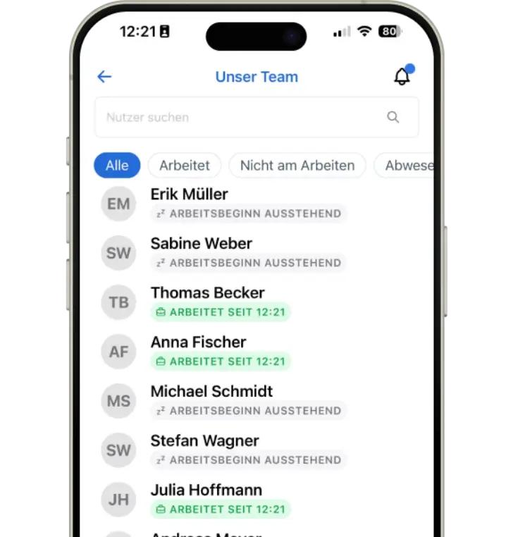 Screenshot einer mobilen App, die das Teammanagement zeigt, mit einer Liste von Teammitgliedern und ihrem Arbeitsstatus: "Erik Müller", "Sabine Weber", "Thomas Becker", "Anna Fischer", "Michael Schmidt", "Stefan Wagner", "Julia Hoffmann". Die Anzeige bietet Optionen zum Filtern nach Arbeitsstatus.
