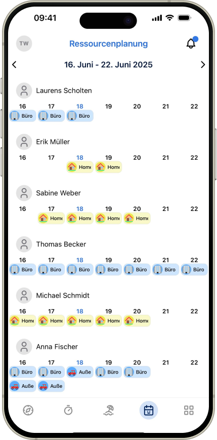 Screenshot einer Ressourcenplanungs-App auf einem Smartphone, die den Zeitraum vom 16. bis 22. Juni 2025 zeigt. Die Liste umfasst Mitarbeiter wie Laurens Scholten, Erik Müller und andere, mit ihren jeweiligen geplanten Arbeitsstandorten, wie Büro und Homeoffice, übersichtlich dargestellt.