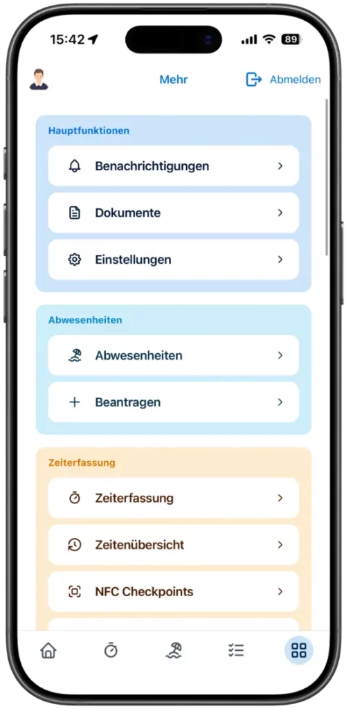 Screenshot einer mobilen Anwendung mit Hauptfunktionen wie Benachrichtigungen, Dokumente und Einstellungen, sowie Abwesenheiten und Zeiterfassung, angezeigt auf einem Smartphone.